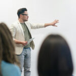 profesor de formación enseñando en pizarra