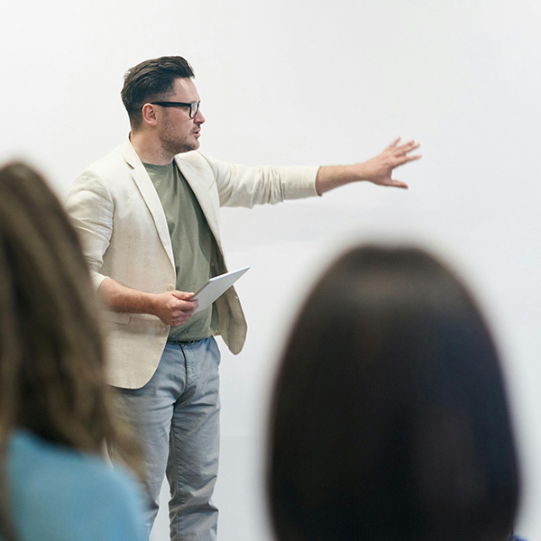 profesor de formación enseñando en pizarra